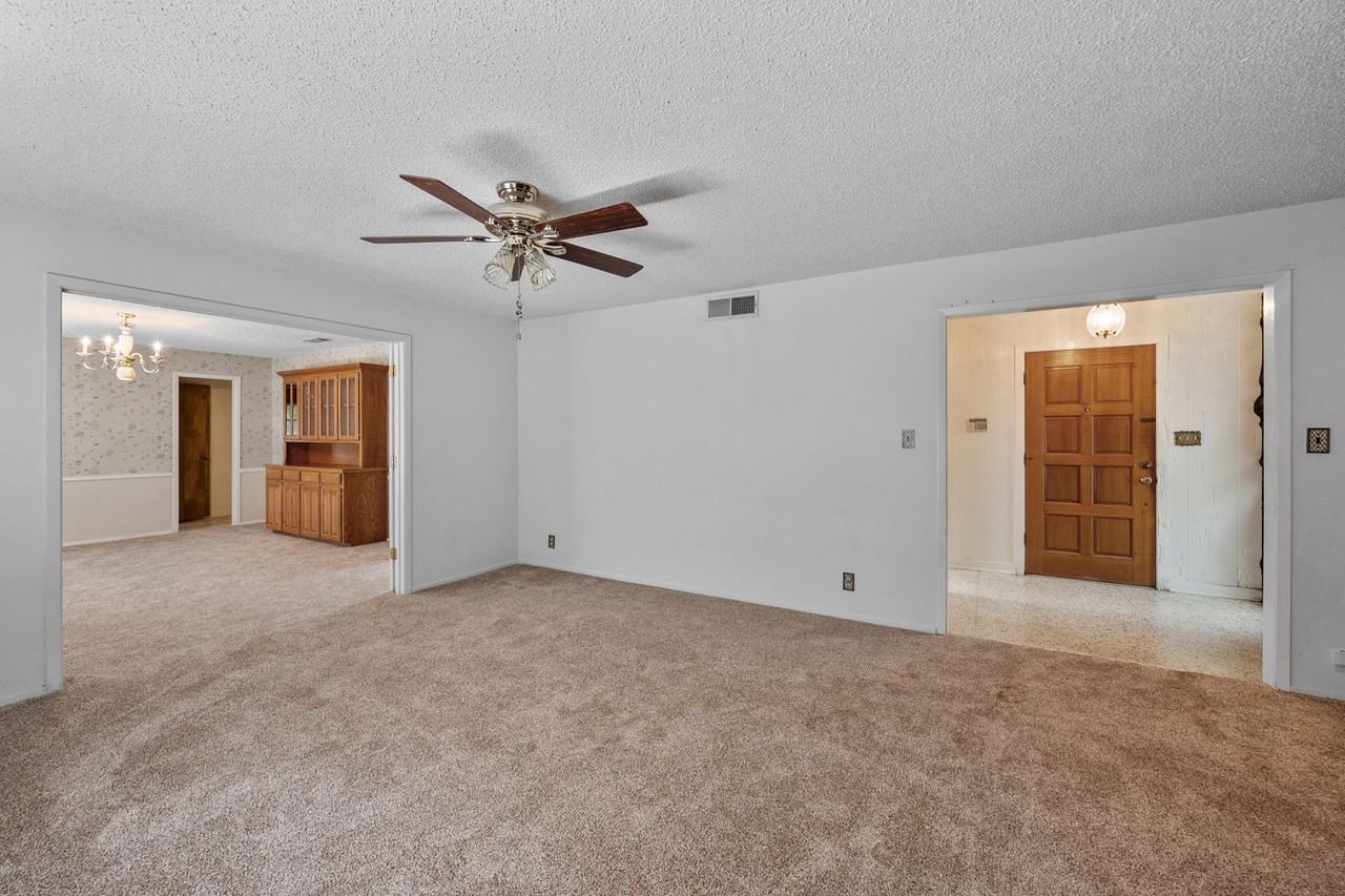 1204 Park Ln - Photo 3 of 31