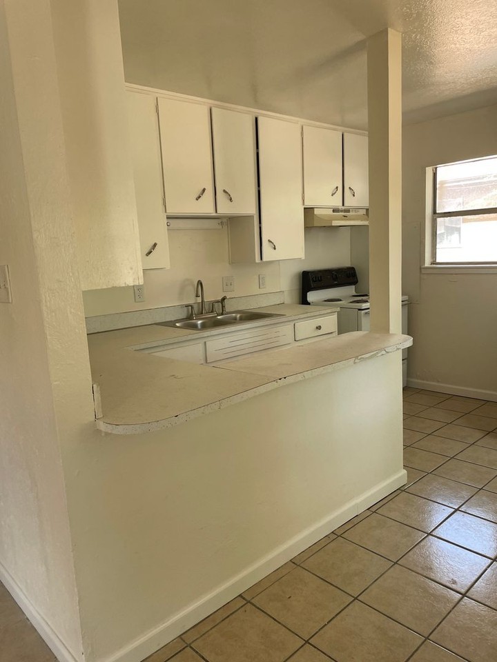 703 E 3rd Street - Photo 3 of 21