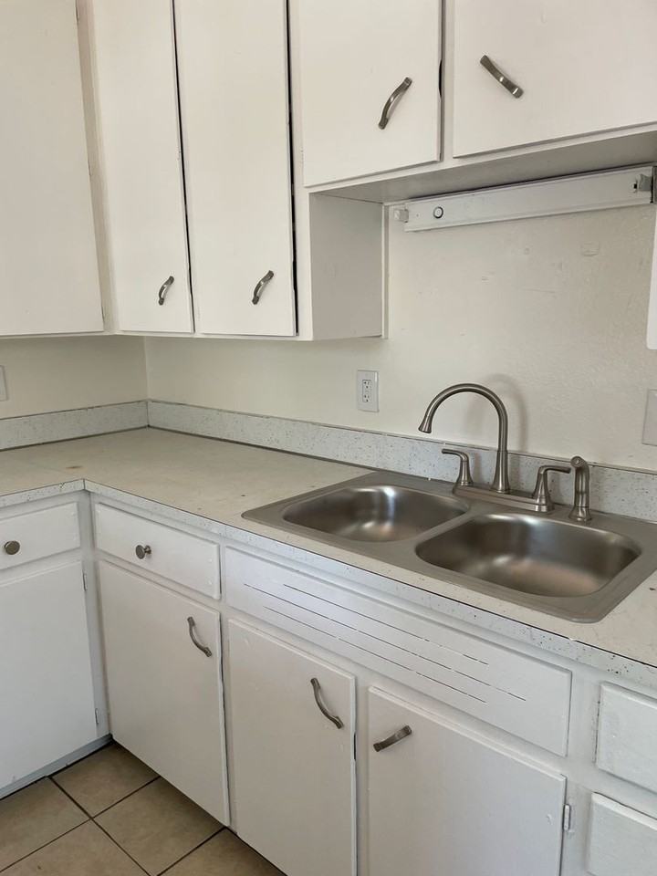 703 E 3rd Street - Photo 4 of 21