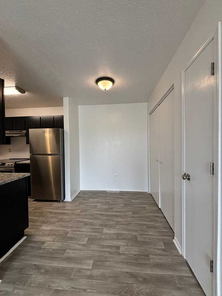 733 Brett Cir - Photo 3 of 13