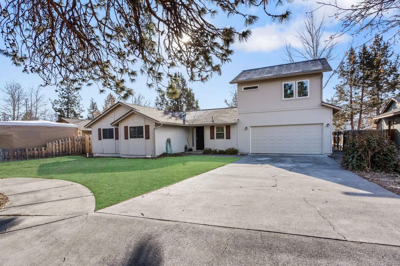 1423 Se Lostine Cir - Photo 2 of 17