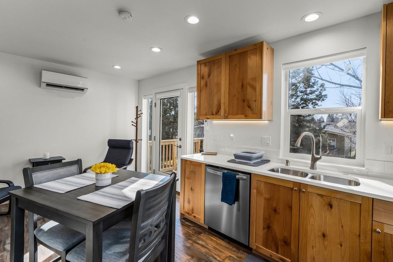 1423 Se Lostine Cir - Photo 6 of 17