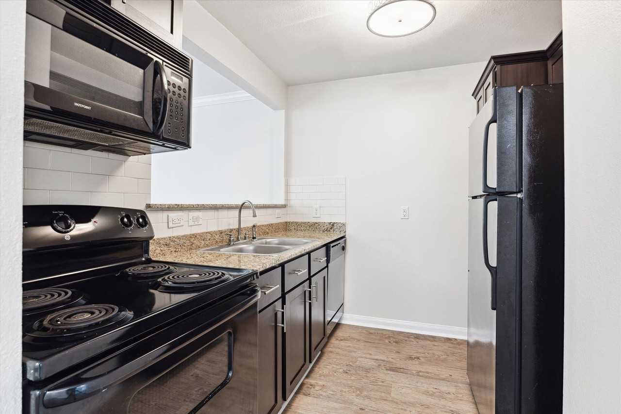 427 W. 16th - Photo 2 of 17