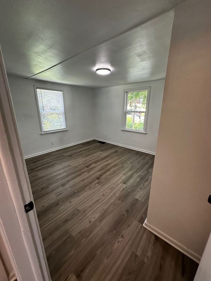 215 S McElroy Ave - Photo 3 of 14