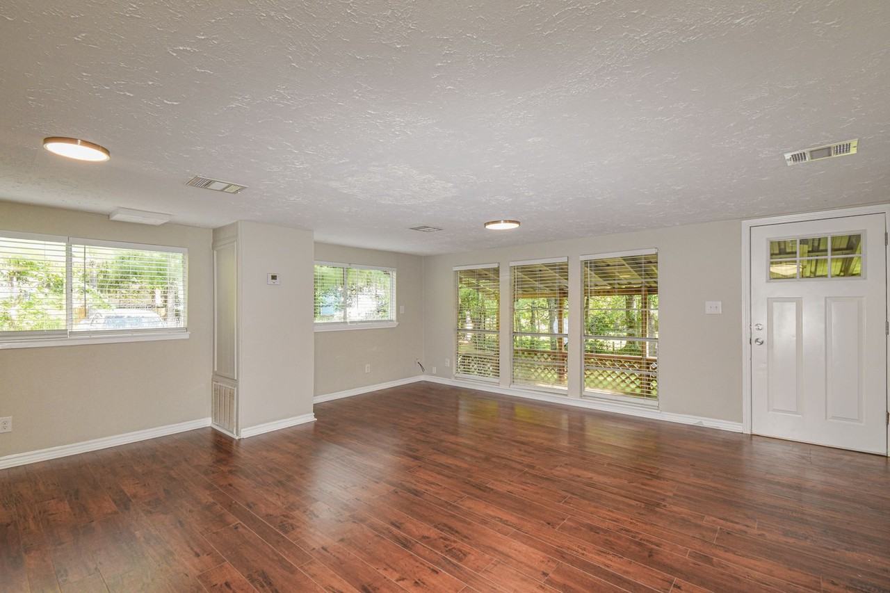 507 Sioux River Rd - Photo 4 of 22