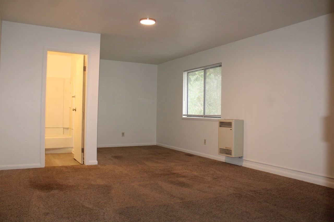 1529 Oakshire Ln - Photo 2 of 10