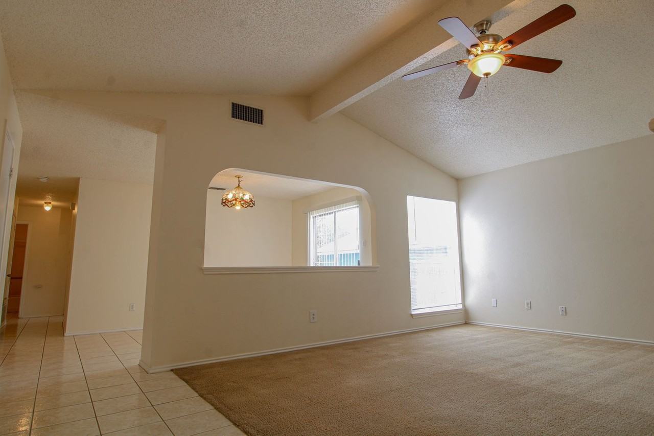 6214 Ridge Glade St - Photo 7 of 32