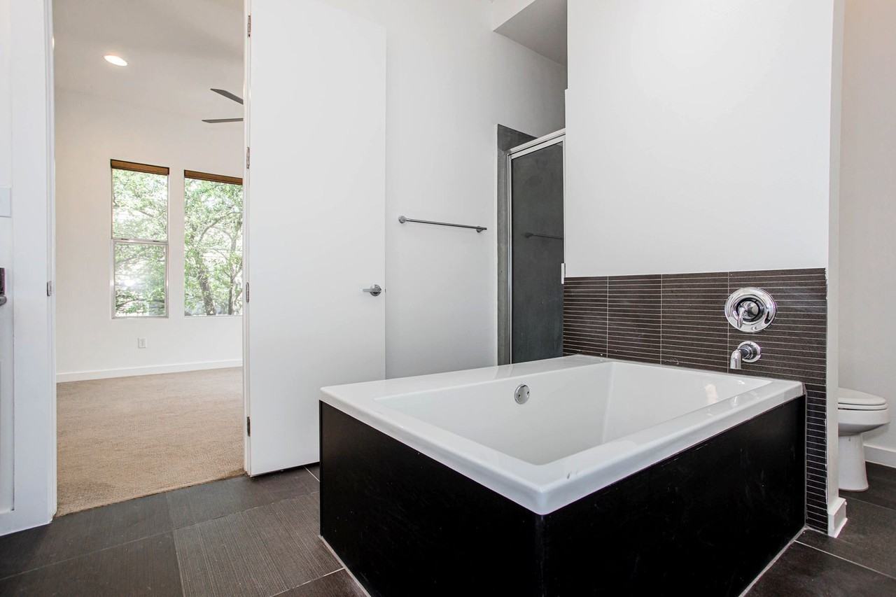 617 Peacock Ln #B - Photo 5 of 37