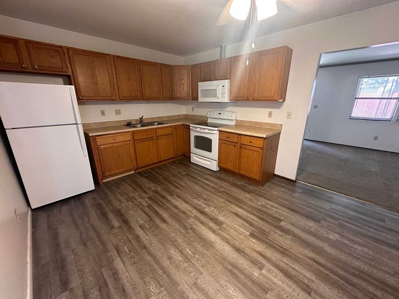 207 S Edwards St - Photo 2 of 15