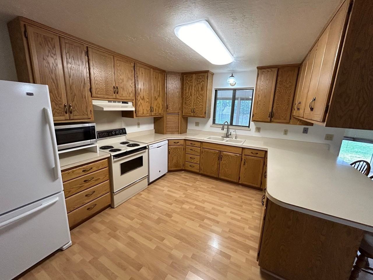 1091 S 1265 W - Photo 4 of 30