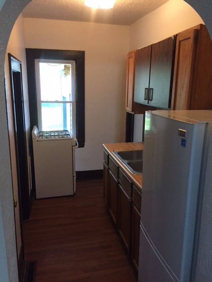 401 Argyle St - Photo 6 of 10