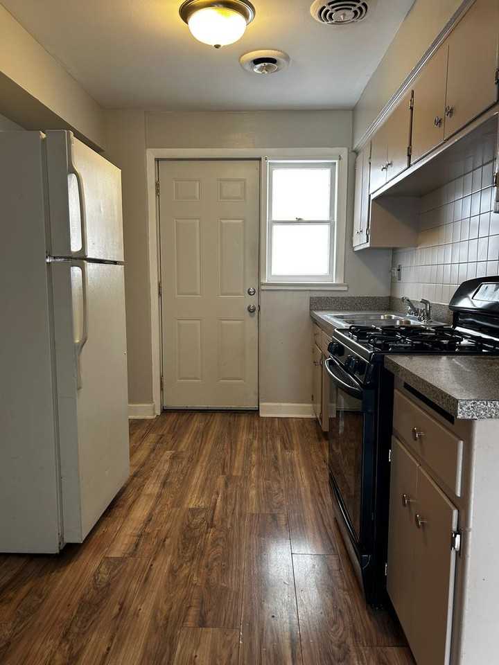 14547 Blaine Ave - Photo 3 of 17