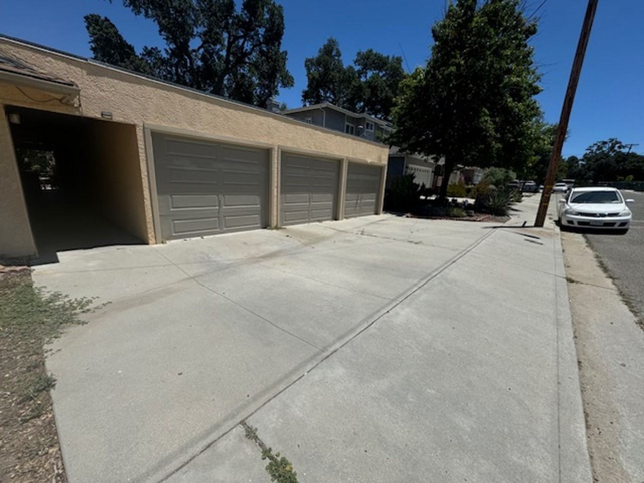 2 bedrooms, 1 bath Duplex with garage and washer, dryer hookups in the unit - Photo 2 of 8
