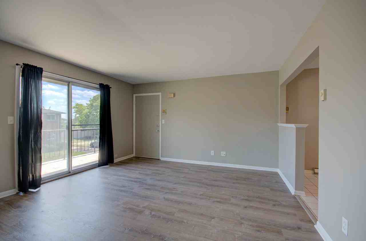 24027 W Hazelcrest Dr - Photo 2 of 11