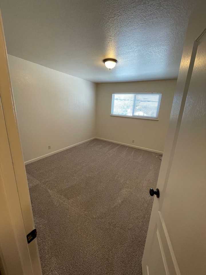 1510 Valley View Rd - Photo 7 of 9