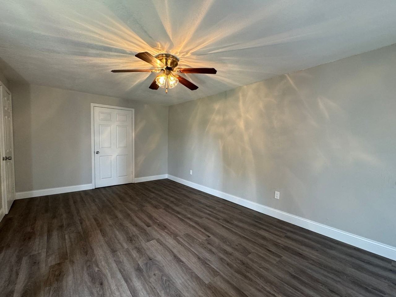 1430 Nw Ozmun Ave - Photo 2 of 10