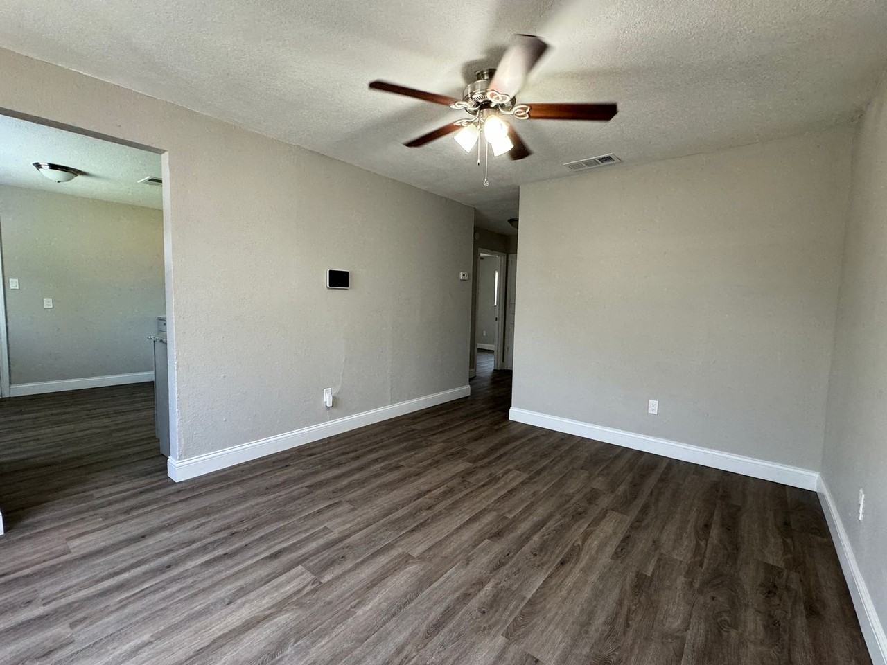 1430 Nw Ozmun Ave - Photo 3 of 10
