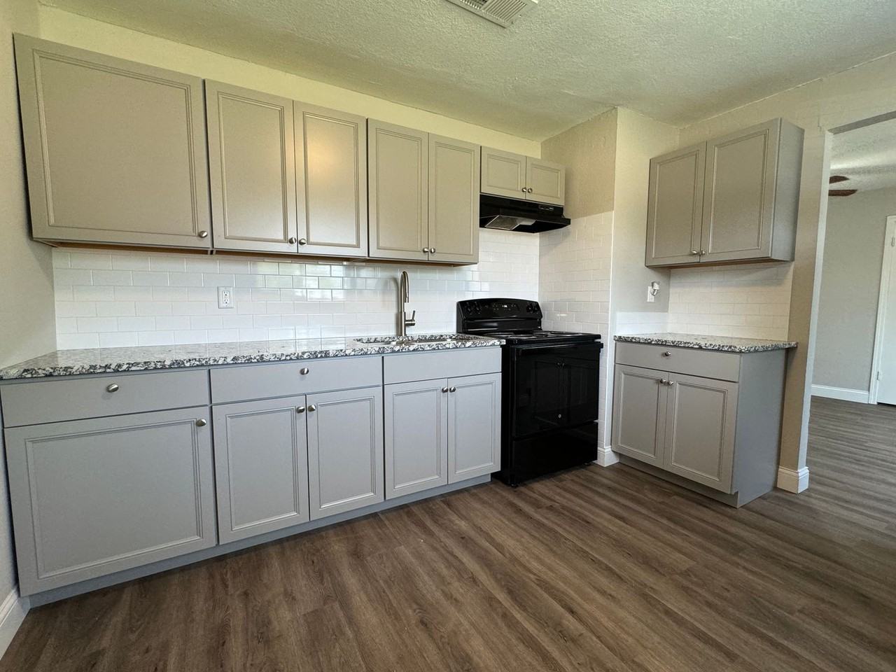 1430 Nw Ozmun Ave - Photo 4 of 10