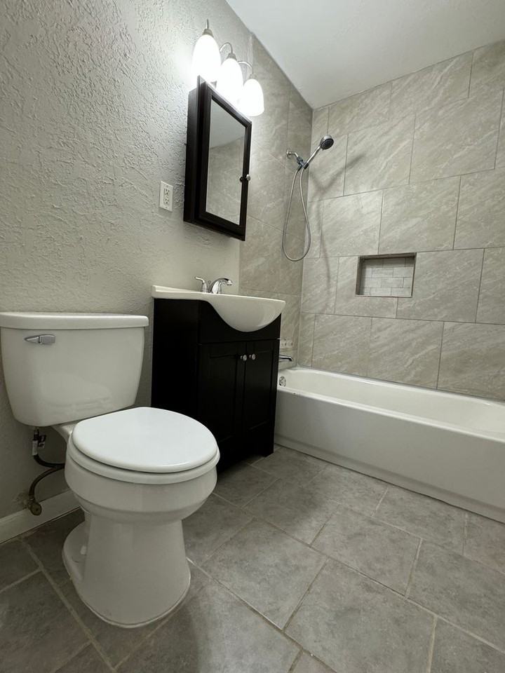 1430 Nw Ozmun Ave - Photo 5 of 10