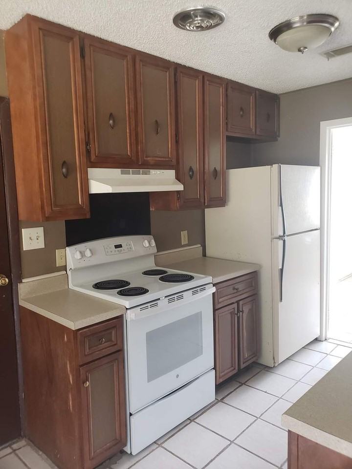 1054 Westwood Dr - Photo 3 of 12