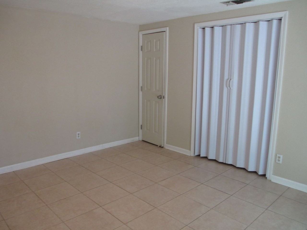 308 W 26th St - Photo 5 of 28
