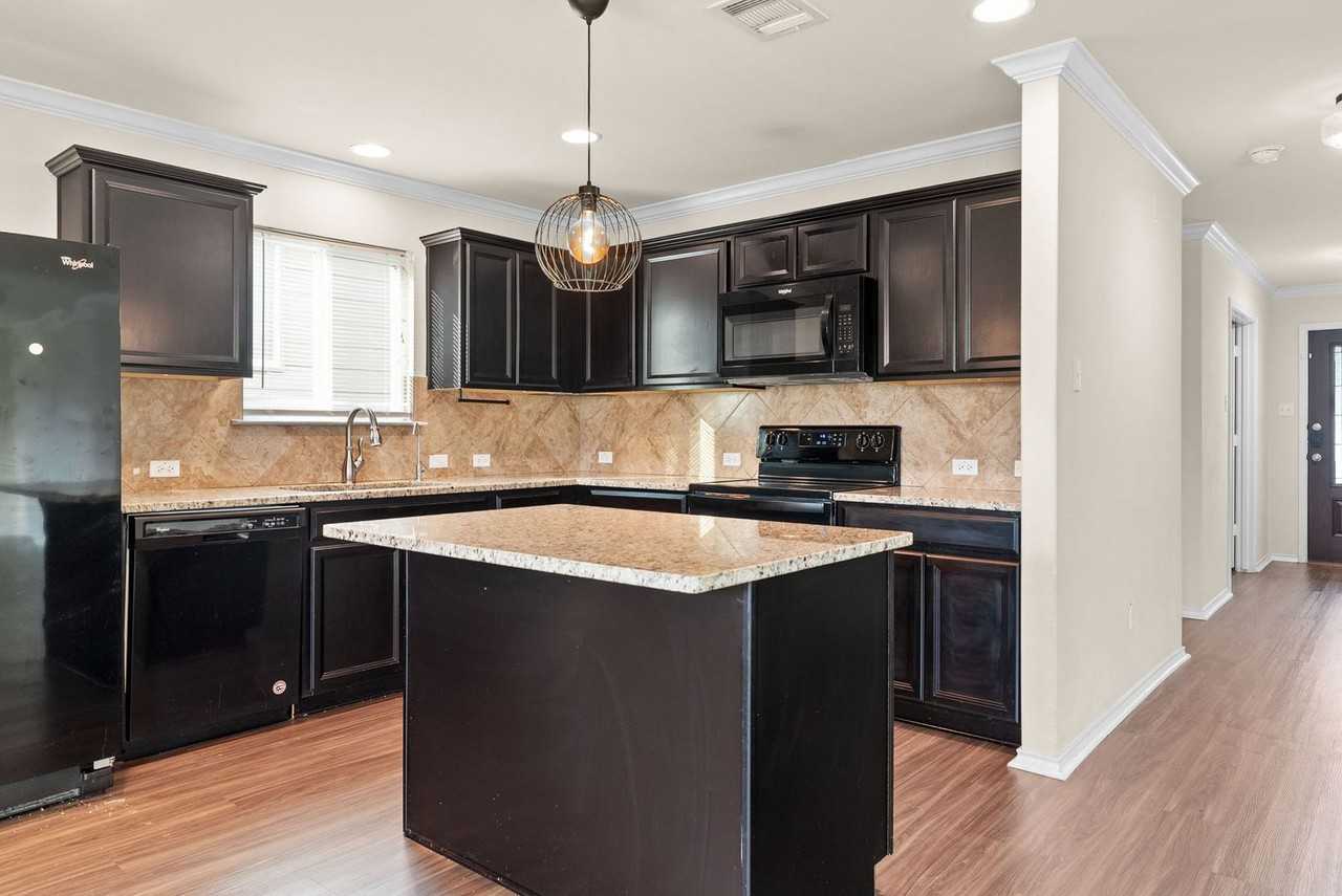 9311 Sandyford Ct - Photo 3 of 19
