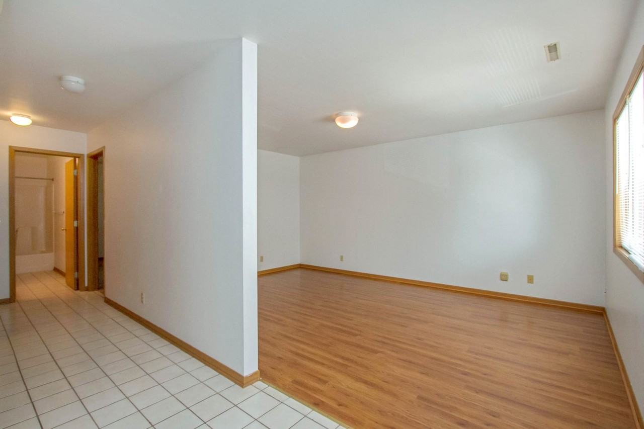 1007 Lincoln Way - Photo 3 of 6