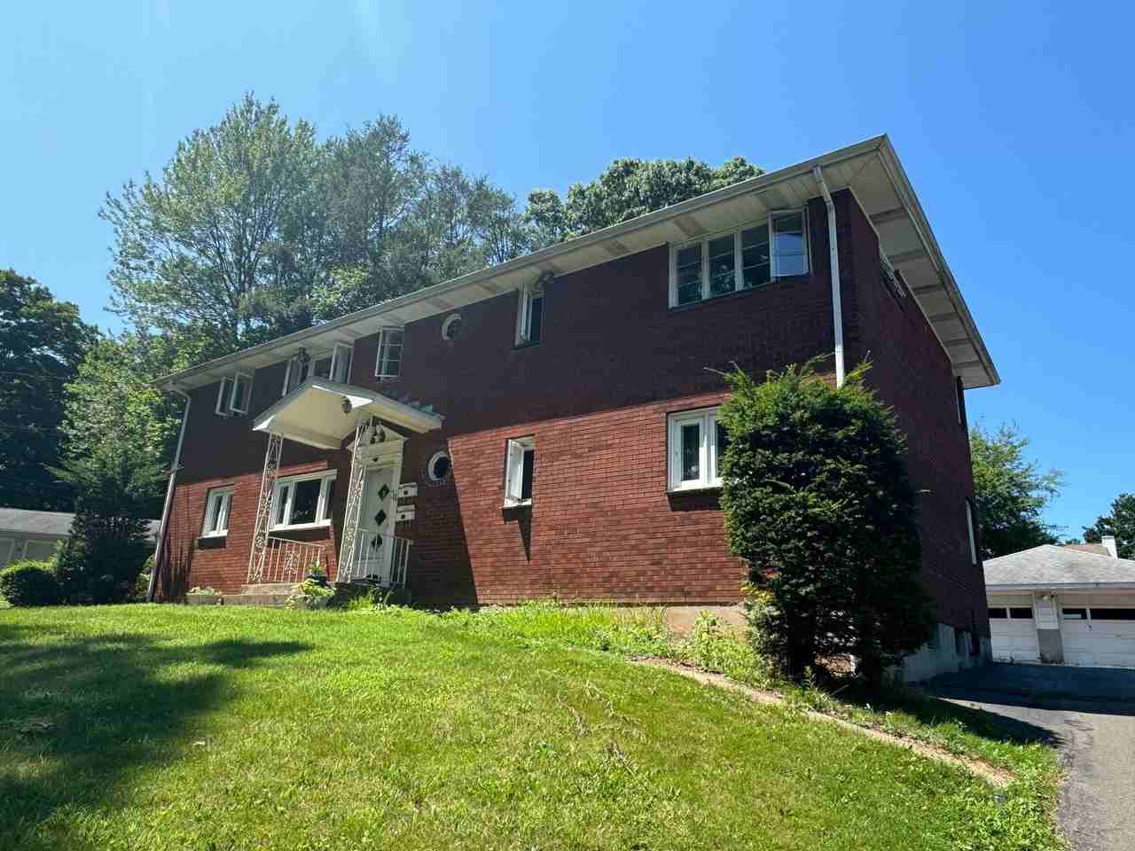 34 Hampshire Rd - Photo 2 of 11