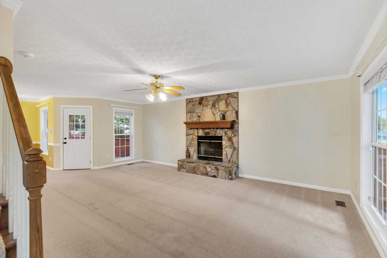 123 Hudson Ln - Photo 2 of 24