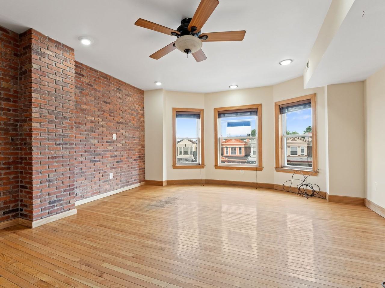 6231 W Jefferson St - Photo 4 of 12