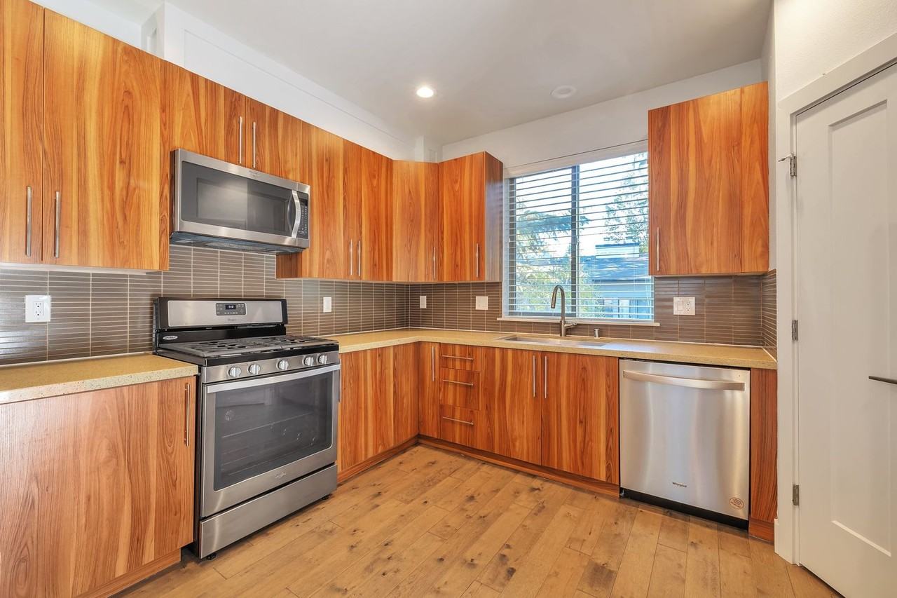 309 S 47th St #B - Photo 3 of 26