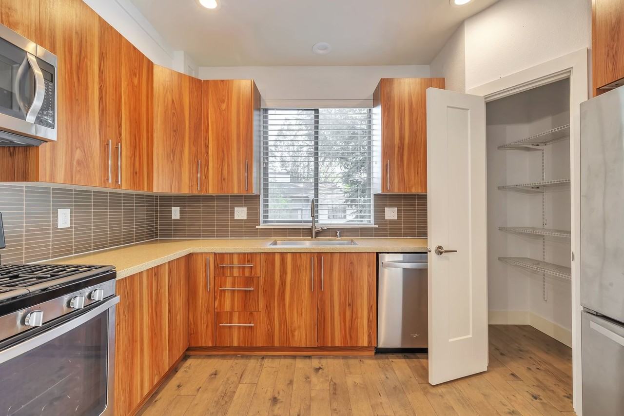 309 S 47th St #B - Photo 4 of 26