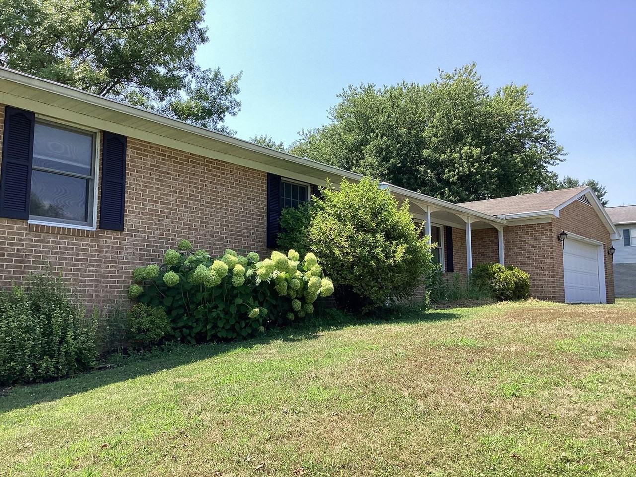 12105 Bayer Dr - Photo 2 of 33