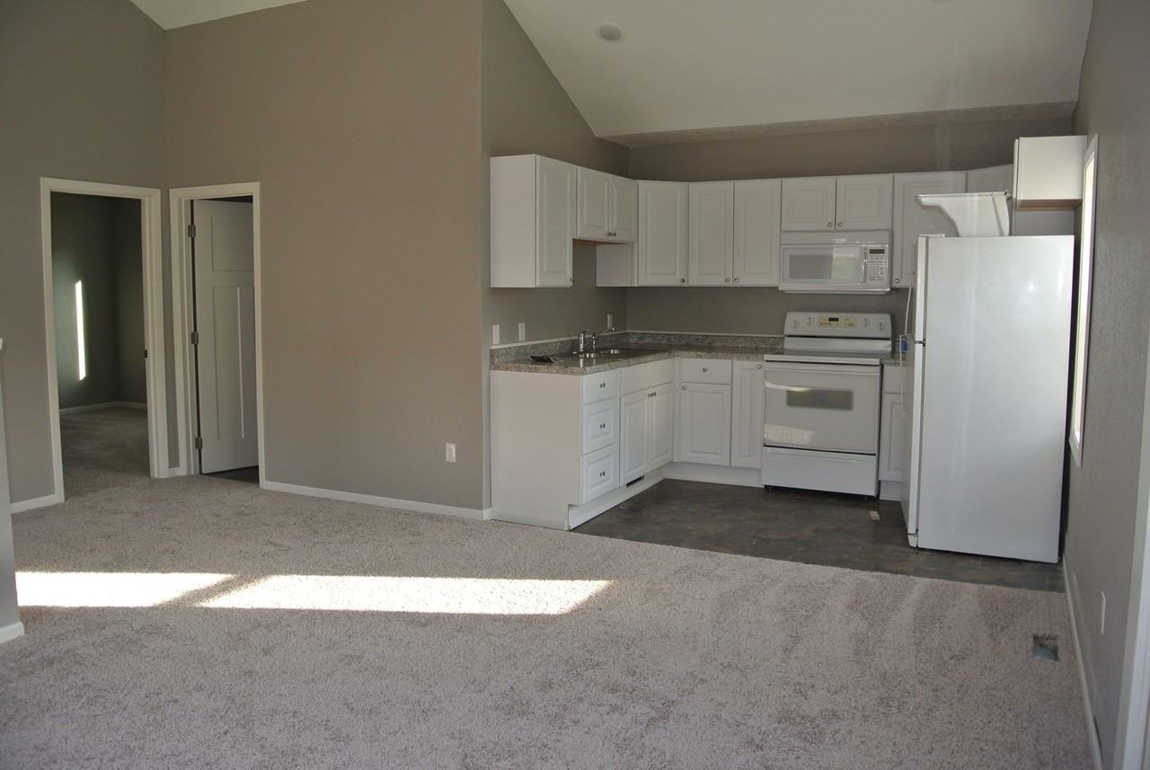 512 Hiawatha St - Photo 5 of 11