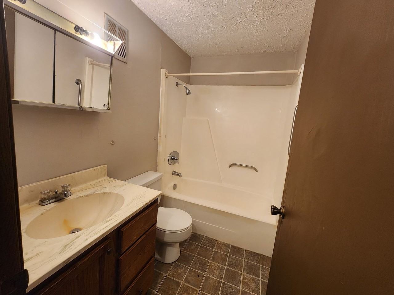 1511 Northbrook Dr - Photo 6 of 8