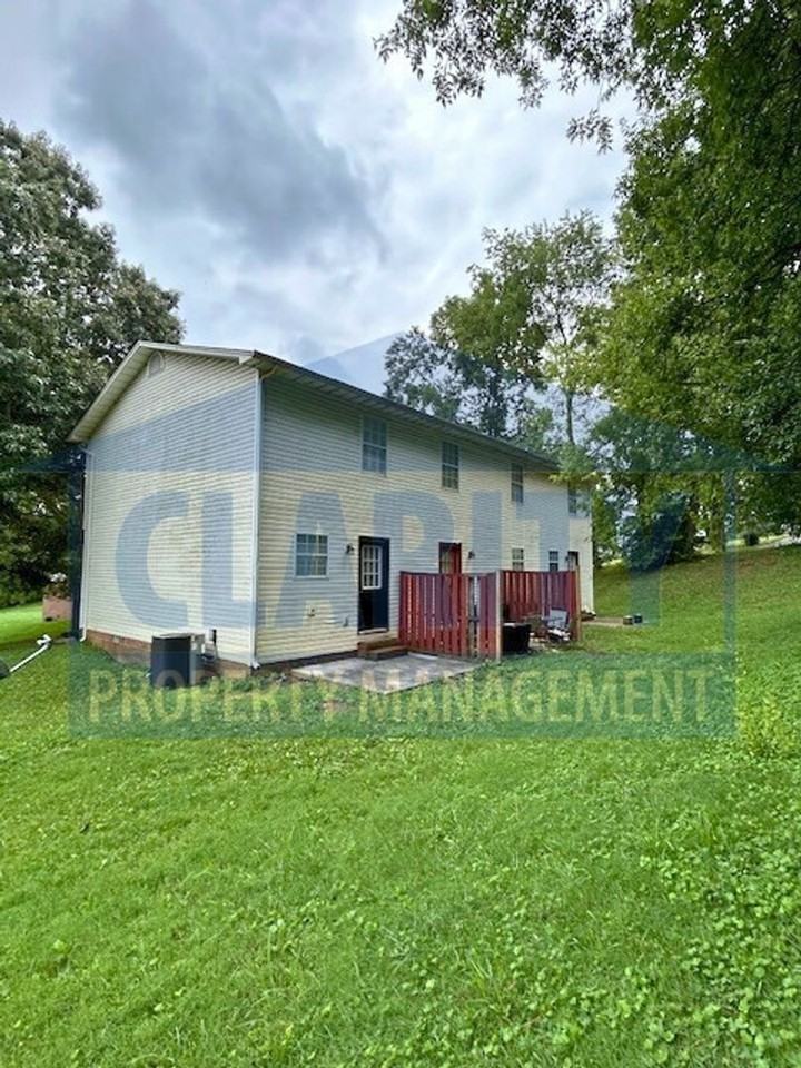 Gale Dr Ne - Photo 3 of 18