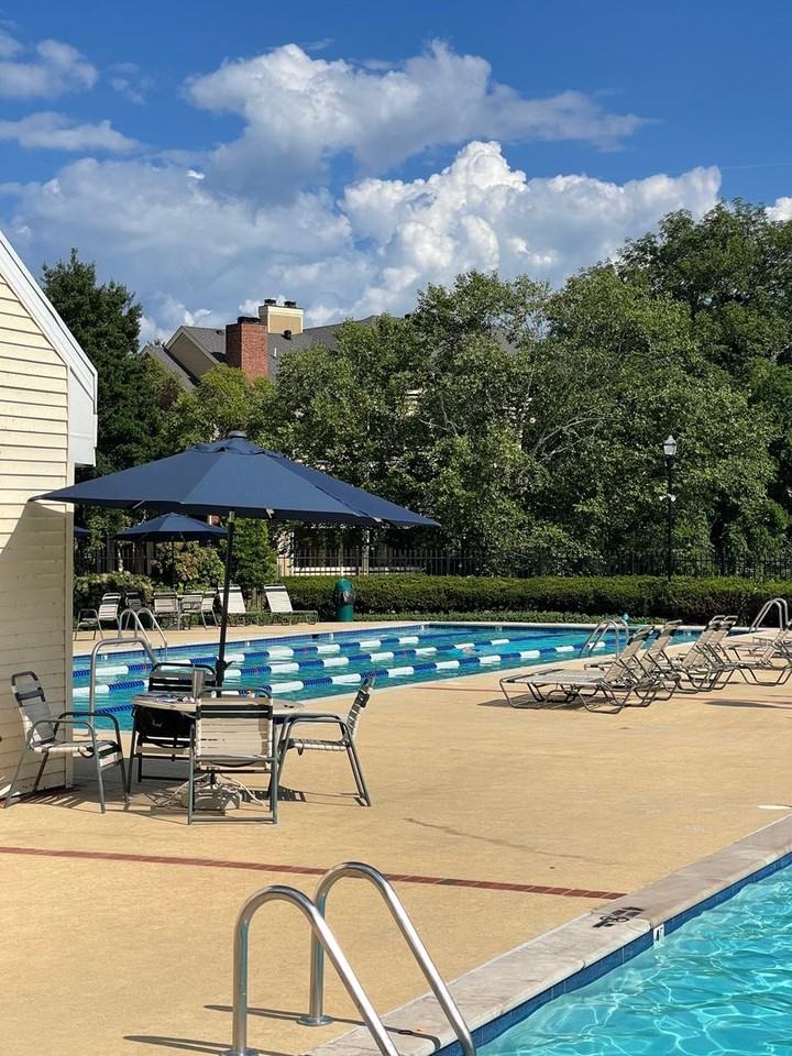 402 Ashlawn Ct - Photo 2 of 18