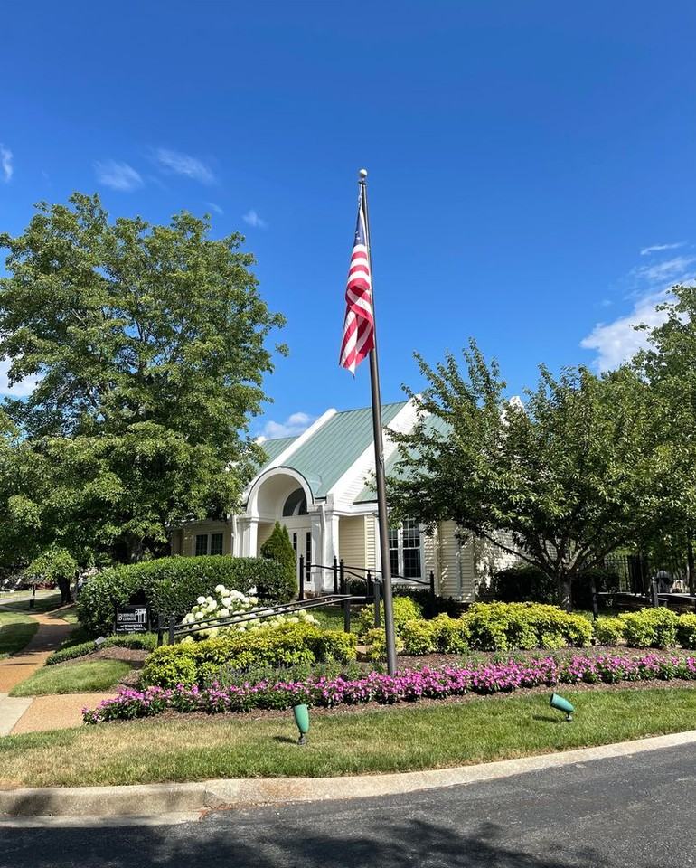 402 Ashlawn Ct - Photo 3 of 18