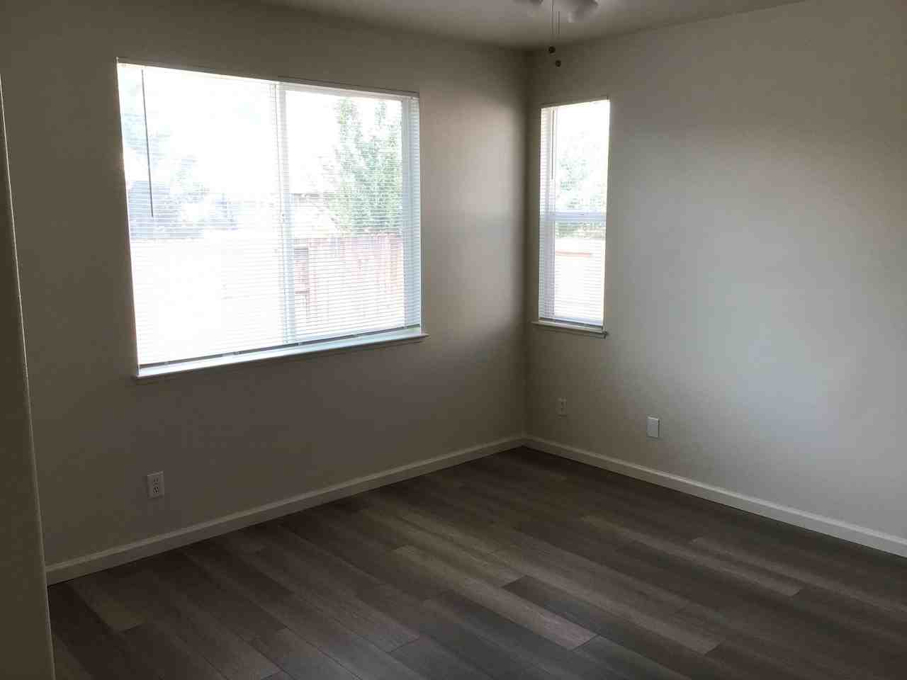 107 Calvert St - Photo 7 of 12