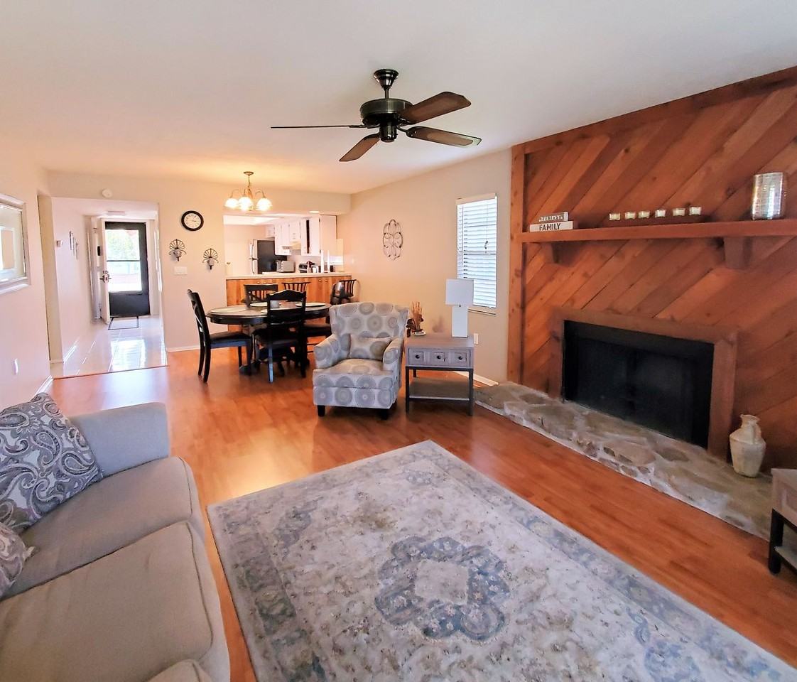 112 Woodlands Ct - Photo 3 of 16