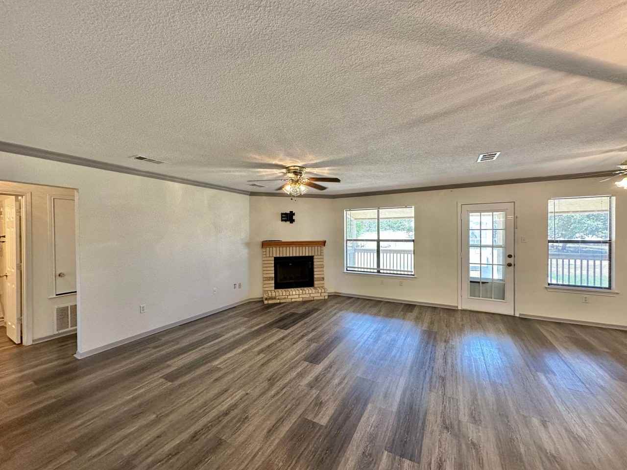 108 Meadowlake Lane - Photo 4 of 29