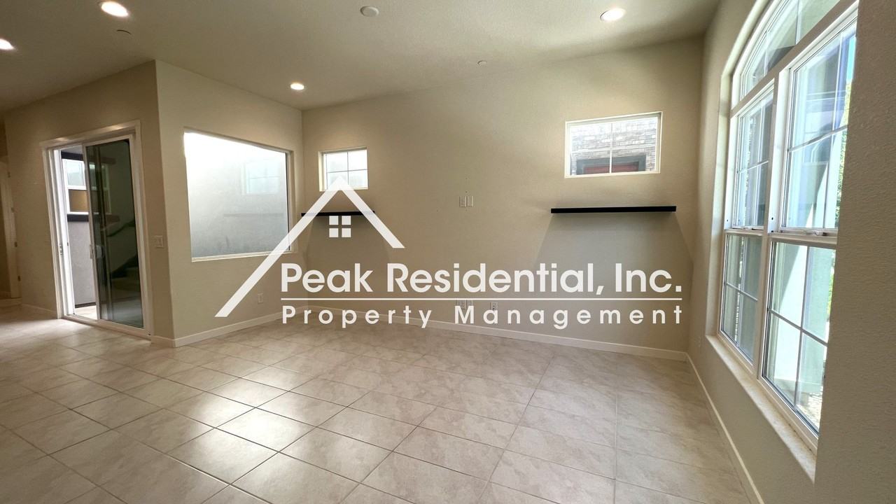 3283 Warbler Ct - Photo 5 of 32