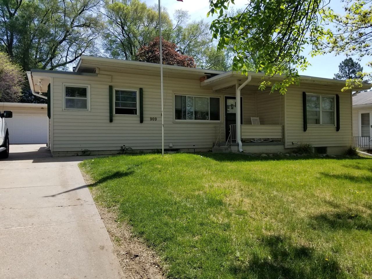 909 S 68th St - Photo 4 of 14