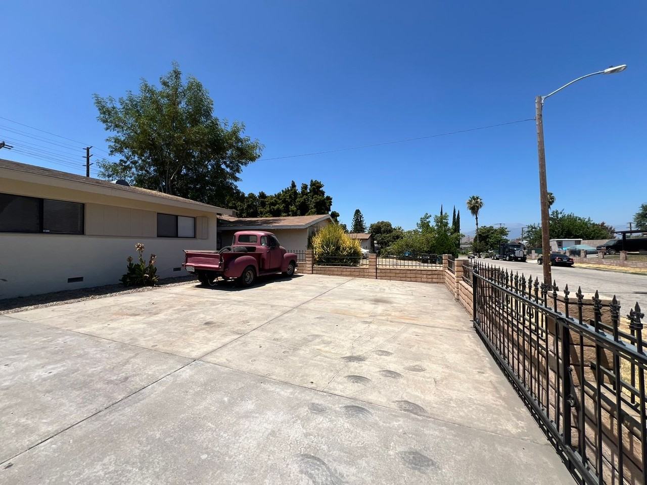 25437 Edgemont Dr - Photo 3 of 34