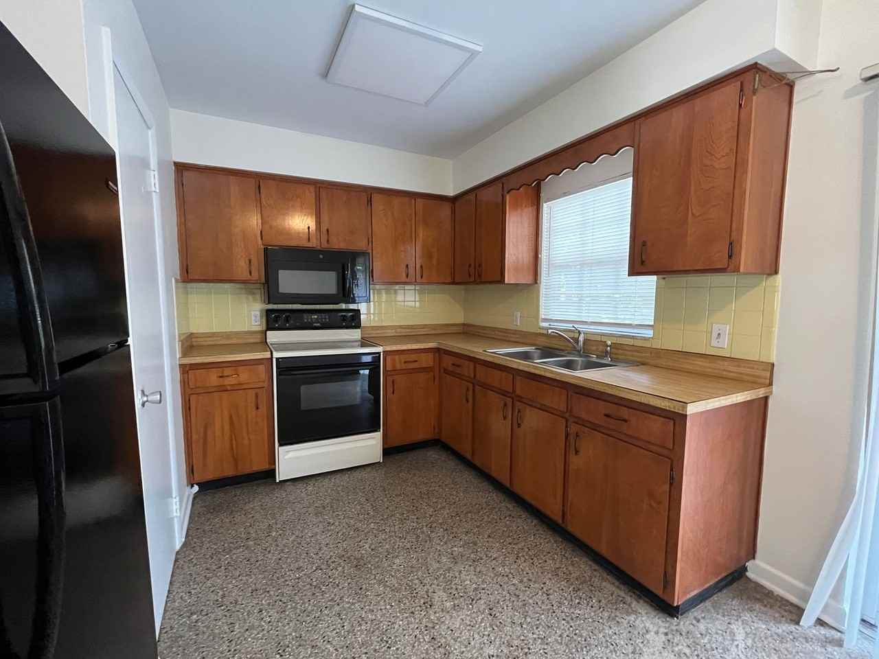 8121 N Ola Ave - Photo 2 of 7