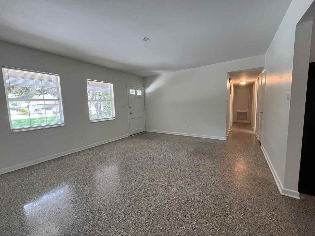 8121 N Ola Ave - Photo 3 of 7