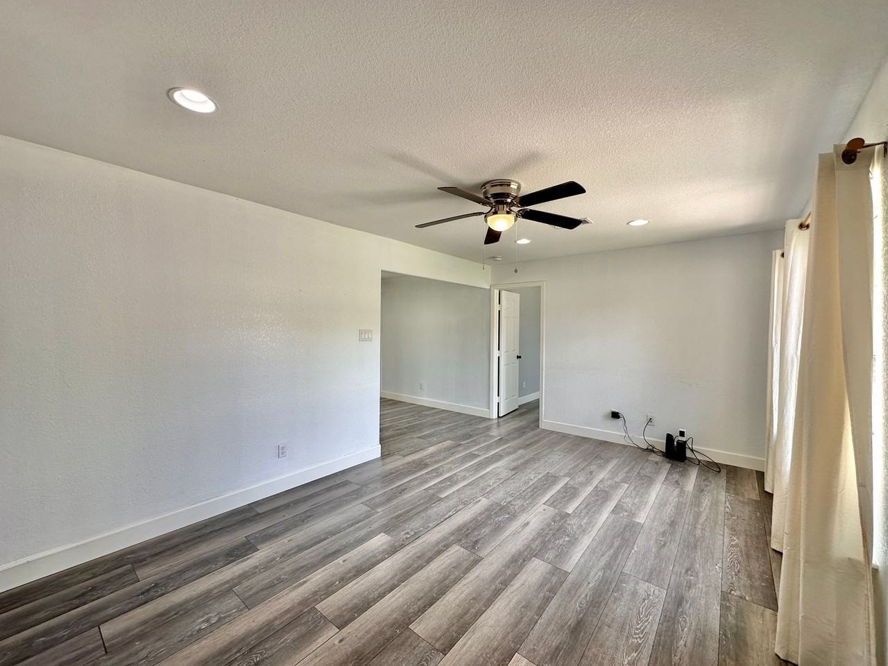 1401 Connell Dr - Photo 3 of 35