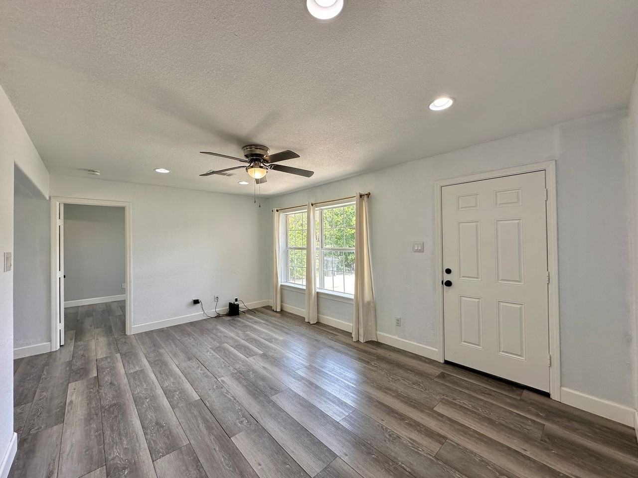 1401 Connell Dr - Photo 4 of 35
