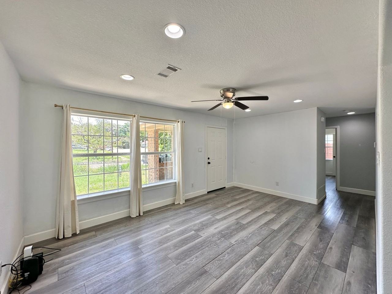 1401 Connell Dr - Photo 5 of 35
