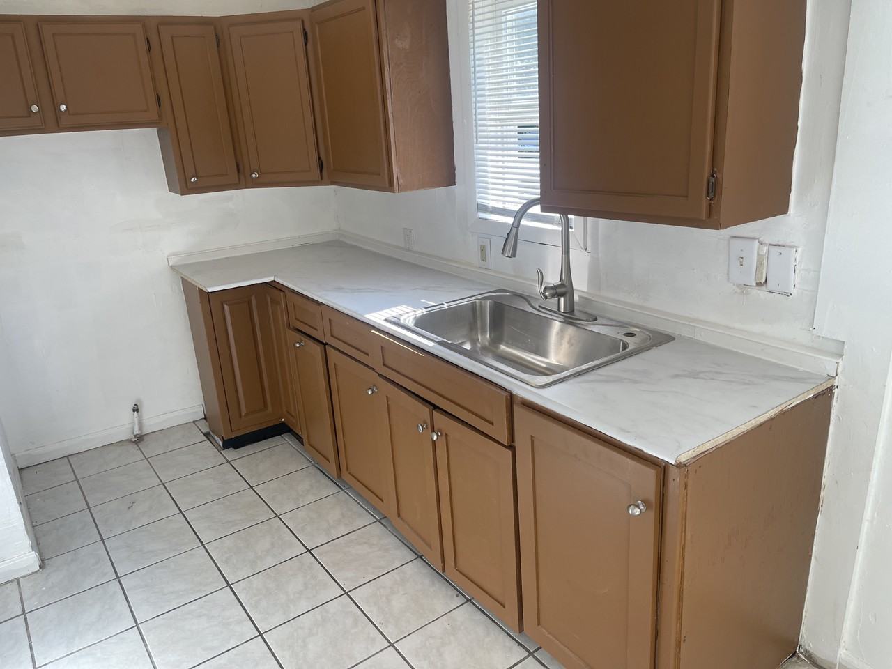 1139 W Mineral St #NA - Photo 2 of 8